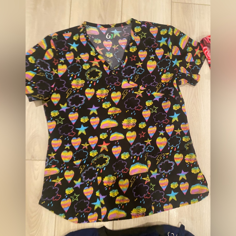 Medical scrub tops 4 tops - Picture 4 of 5